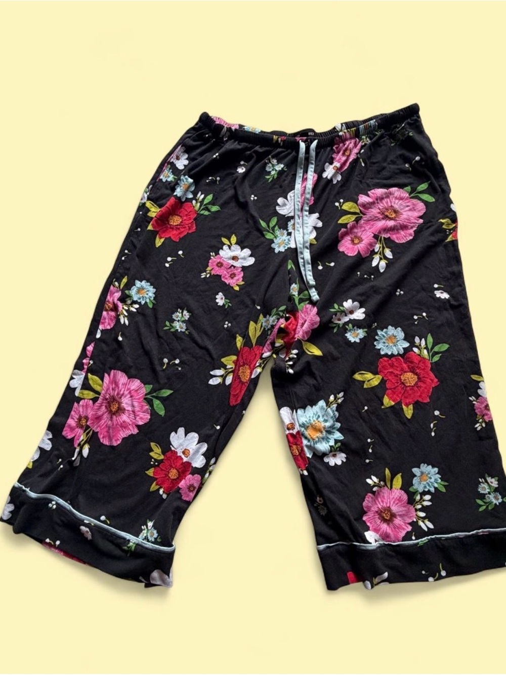 Women's Black Floral Sleep Capris Pajama Pants - Pink & Red Bloom